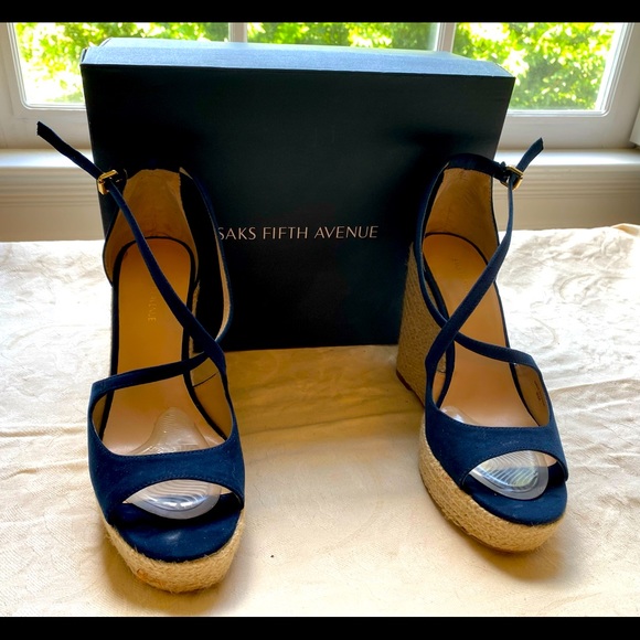 Great Pair of Ladies Saks 5th Ave Platforms in sz 8.5 Navy Suede EUC - Picture 1 of 10